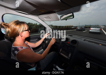 Trento, Italien, eine Autofahrerin in Konzentration Auto Stockfoto