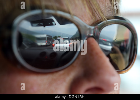 Trento, Italien, Autos spiegeln sich in der Sonnenbrille einen Pkw-Fahrer Stockfoto