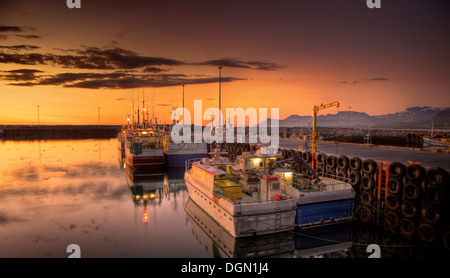 Boote im Hafen mit der Mitternachtssonne, Ólafsvík, Snaefellsnes Halbinsel, Island Stockfoto