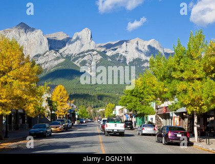 Verkehr fahren Main Street im Township von Canmore Alberta Kanada Stockfoto