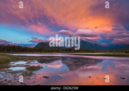 Mount Rundle erhebt sich über Banff Township von Vermillion-Seen-Fahrt bei Sonnenuntergang Alberta Banff National Park Kanada Nordamerika Stockfoto