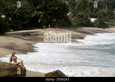 Frau im lila BIKINI & GOLDEN BEACH TANGALLE SRI LANKA 16. März 2013 Stockfoto