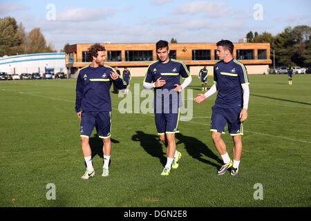 Swansea, Großbritannien. Mittwoch, 23. Oktober 2013 im Bild L-R: Jose Canas, Jordi Amat und Alvaro Vazquez kommen aus der Jugendakademie Neubau.  Re: Swansea City FC Ausbildung an der Jugend-Akademie Boden vor ihrem UEFA Europa League-Spiel gegen russische Seite Kuban Krasnodar. Bildnachweis: D Legakis/Alamy Live-Nachrichten Stockfoto