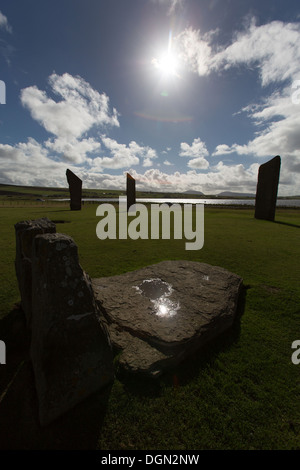 Inseln von Orkney, Schottland. Silhouette Ansicht der Megalithen, die Standing Stones von Stenness bilden. Stockfoto