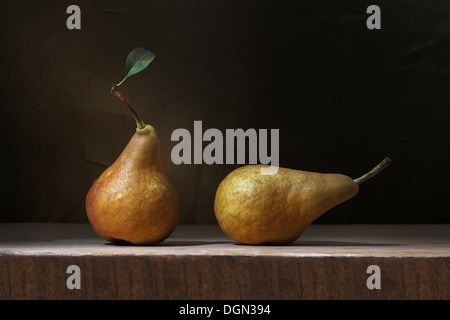 Zwei Reife gelbe Birnen auf einem Holztisch Stockfoto