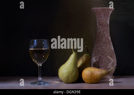 Stillleben mit einem Glas Wein und Birnen Stockfoto