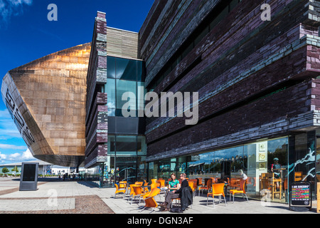 Café im freien außerhalb das Wales Millennium Centre in Cardiff Bay. Stockfoto