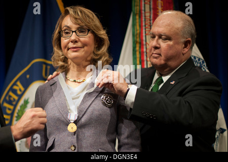 Unter Secretary Of The Army Joseph W. Westphal stellt die Armee Dekoration Distinguished Civilian Service zum ehemaligen Rep Gabrielle "Gabby" Giffords (Arizona) für "herausragende öffentlich-rechtlichen und Unterstützung der Armee-Missionen", 10. Oktober 2013 am P Stockfoto