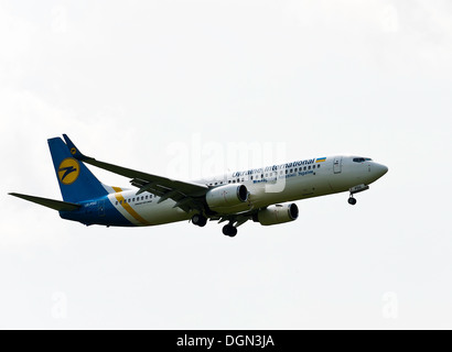 Ukraine International Airlines Boeing 737 Verkehrsflugzeug am Landeanflug auf London Gatwick Airport West Sussex England Stockfoto