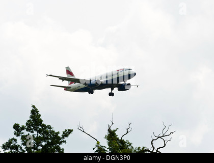 British Airways Airbus A320 Flugzeug G-MEDK bei der Landung Ansatz zum Flughafen London Gatwick LGW West Sussex England Großbritannien Stockfoto