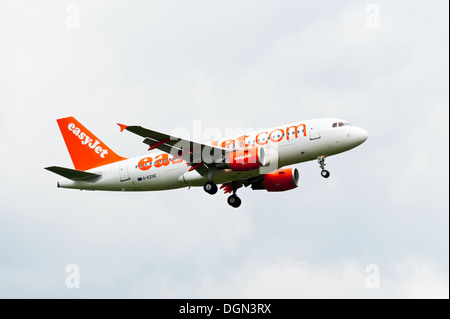 EasyJet Airbus A319-100 Airliner G-EZGE im Landeanflug auf London Gatwick Airport West Sussex England Vereinigtes Königreich Stockfoto