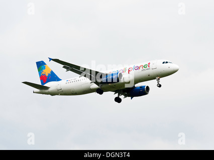 Liner Small Planet Airlines Airbus A320 im Landeanflug auf London Gatwick Airport West Sussex England Großbritannien Stockfoto