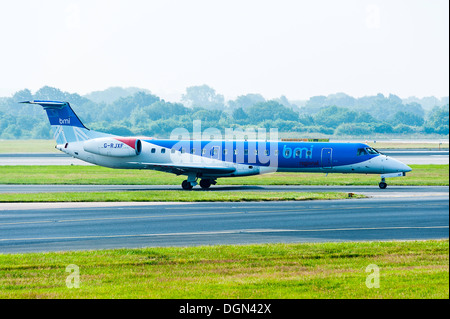 British Midland Regional-Airline BMI Regional Embraer RJ145ER Airliner G-RJXF Rollen am Flughafen Manchester England UK Stockfoto