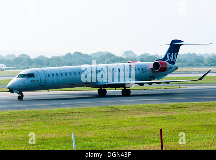 SAS Bombardier CRJ-900-Verkehrsflugzeug des Rollens gelandet am internationalen Flughafen Manchester England Vereinigtes Königreich UK Stockfoto