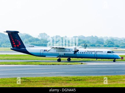 Brüssel Airlines Bombardier DHC-8 Q400 Dash8 Airliner Rollen am Flughafen Manchester-England-Großbritannien Stockfoto