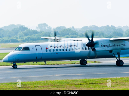 Brüssel Airlines Bombardier DHC-8 Q400 Dash8 Airliner Rollen am Flughafen Manchester-England-Großbritannien Stockfoto