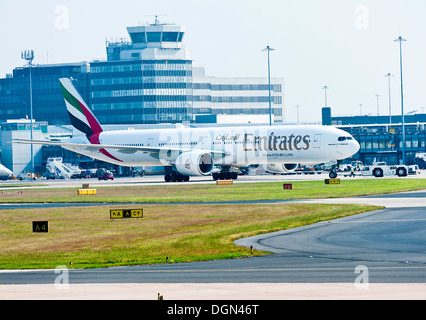 Emirate Airways Boeing 777 - 31H ER Airliner A6-EGC Rollen für Abflug am Flughafen Manchester England Vereinigtes Königreich UK Stockfoto