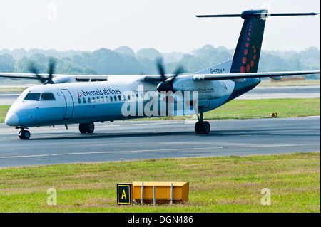 Brüssel Airlines Bombardier DHC-8 Q400 Dash8 Airliner Rollen am Flughafen Manchester-England-Großbritannien Stockfoto