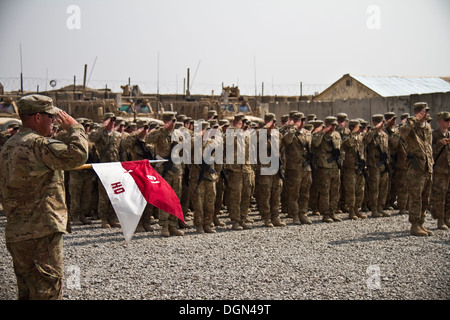 KHOWST Provinz, Afghanistan – US-Armeesoldaten mit 61. Kavallerie-Regiment, 1st Squadron, 4th Brigade Combat Team, 101st Airborne Division (Air Assault), begrüssen die amerikanische Flagge während des Abspielens der Nationalhymne zu Jahresbeginn ein Sporn Wachshaut Stockfoto