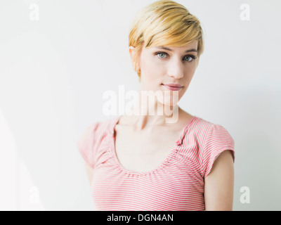 Porträt des jungen lächelnde Frau, Studio gedreht Stockfoto