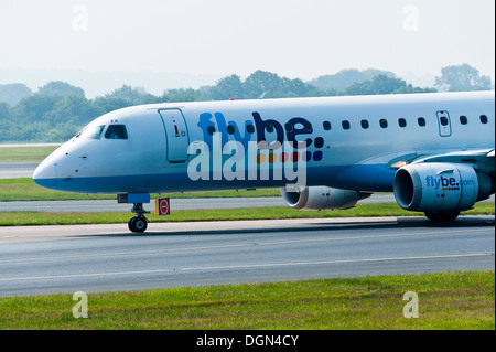 FlyBe Embraer 195 Verkehrsflugzeug des Rollens gelandet am internationalen Flughafen Manchester England Vereinigtes Königreich UK Stockfoto