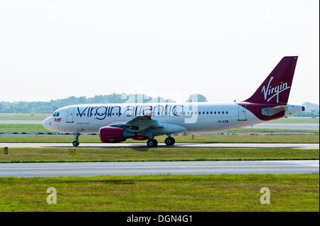 Virgin Atlantic Airways Airbus A320 Flugzeug Rollen bei der Landung am Flughafen Manchester England Vereinigtes Königreich UK Stockfoto