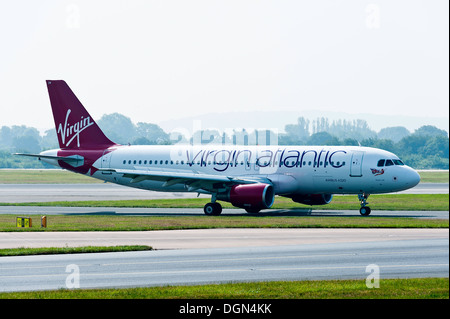 Virgin Atlantic Airways Airbus A320 Flugzeug Rollen bei der Landung am Flughafen Manchester England Vereinigtes Königreich UK Stockfoto