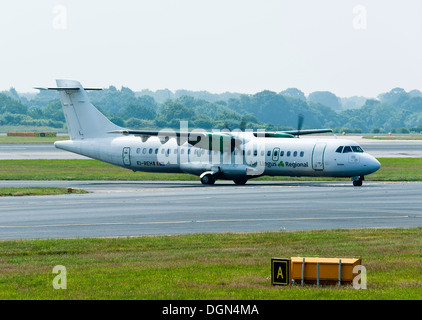 Aer Arann ATR 72-201 Airliner EI-REH Betrieb für das Aer Lingus Regional Rollen am Flughafen Manchester England Vereinigtes Königreich UK Stockfoto