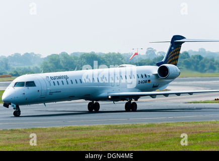 Eurowings Bombardier CRJ900 CL-600 nächste Generation D-ACNR Airliner Rollen am Flughafen Manchester England Vereinigtes Königreich UK Stockfoto