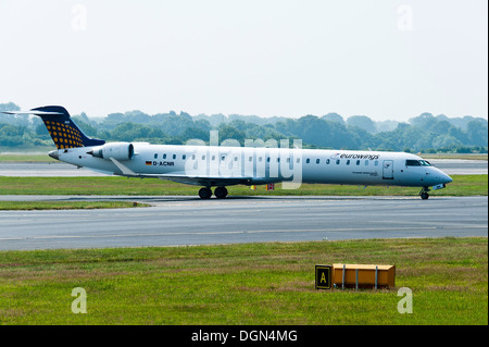 Eurowings Bombardier CRJ900 CL-600 nächste Generation D-ACNR Airliner Rollen am Flughafen Manchester England Vereinigtes Königreich UK Stockfoto