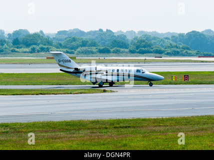 Cessna 525A Citation CJ2 Corporate Jet Airliner G-CGSB des Rollens am internationalen Flughafen Manchester England Vereinigtes Königreich UK Stockfoto