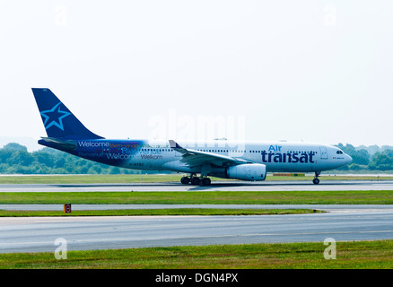 Air Transat Airbus A330 Flugzeug Rollen bei der Ankunft am internationalen Flughafen Manchester England Vereinigtes Königreich UK Stockfoto