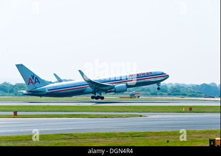 American Airlines Boeing 767 ausziehen bei der Abreise aus internationalen Flughafen Manchester England Vereinigtes Königreich UK Stockfoto