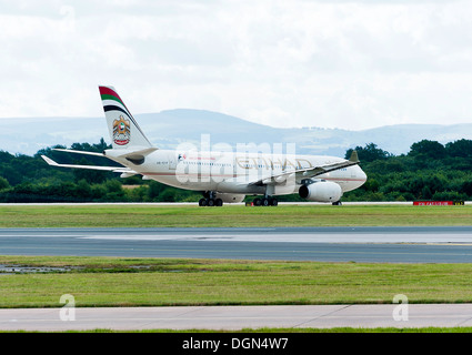 Ethiad Airways Airline Airbus A330-243 Airliner A6-EJF Rollen für Abflug am Flughafen Manchester England Vereinigtes Königreich UK Stockfoto