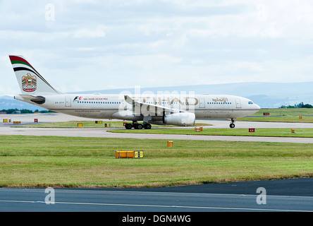 Ethiad Airways Airline Airbus A330-243 Airliner A6-EJF Rollen für Abflug am Flughafen Manchester England Vereinigtes Königreich UK Stockfoto