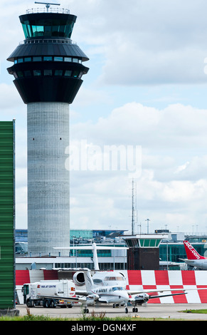 Die Flugzeuge Kontrollturm am Manchester International Airport mit Executive Jet Parkplatz Bereich England Vereinigtes Königreich UK Stockfoto