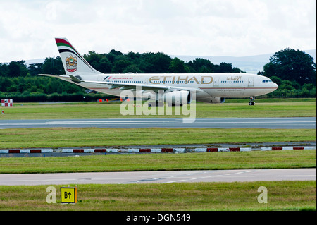 Ethiad Airways Airline Airbus A330-243 Airliner A6-EJF Rollen für Abflug am Flughafen Manchester England Vereinigtes Königreich UK Stockfoto