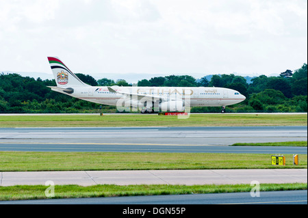 Ethiad Airways Airline Airbus A330-243 Airliner A6-EJF Rollen für Abflug am Flughafen Manchester England Vereinigtes Königreich UK Stockfoto