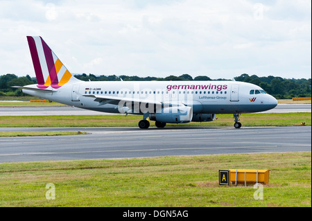 Germanwings Airline Airbus A319 Flugzeug Rollen nach der Landung am Flughafen Manchester England Vereinigtes Königreich UK Stockfoto