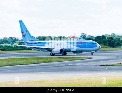 Thomson Airways Boeing 737 - 8K 5 Verkehrsflugzeug G-TAWL Rollen bei der Ankunft am Flughafen Manchester England Vereinigtes Königreich UK Stockfoto