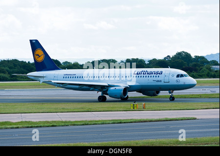 Lufthansa Airbus A320 Flugzeug Rollen bei der Ankunft am internationalen Flughafen Manchester England Vereinigtes Königreich UK Stockfoto