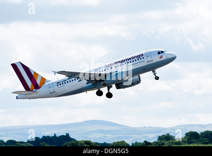 Germanwings Airline Airbus A319 Airliner nehmen am internationalen Flughafen Manchester England Vereinigtes Königreich UK Stockfoto