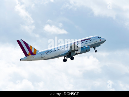 Germanwings Airline Airbus A319 Flugzeug abheben am internationalen Flughafen Manchester England Vereinigtes Königreich UK Stockfoto