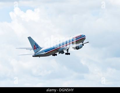 American Airlines Boeing 767 ausziehen bei der Abreise aus internationalen Flughafen Manchester England Vereinigtes Königreich UK Stockfoto