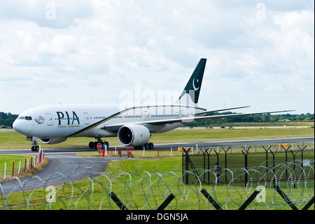 PIA Pakistan International Airlines Boeing777 Rollen bei der Landung am Flughafen Manchester England Vereinigtes Königreich UK Stockfoto