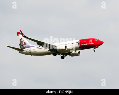 Norwegian Air Shuttle Boeing 737 Flugzeug im Landeanflug auf London Gatwick Airport West Sussex England Großbritannien Stockfoto