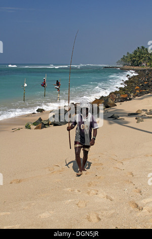 STELZENLÄUFER Fischer & indischen Ozean MIDIGAMA SriLanka 19. März 2013 Stockfoto