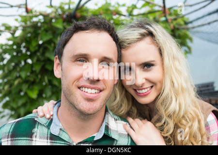 Schöne junge Paar in einem grünen Haus Stockfoto