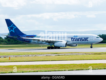 Air Transat Airbus A330 Flugzeug Rollen bei der Ankunft am internationalen Flughafen Manchester England Vereinigtes Königreich UK Stockfoto