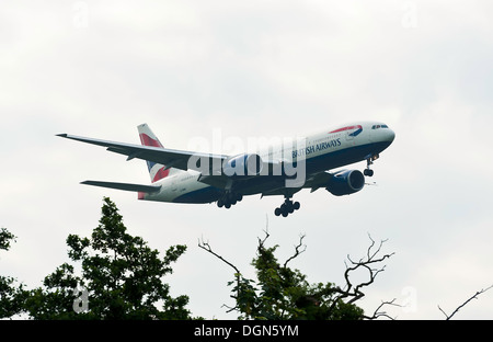 British Airways Boeing 777 Airliner G-YMMF bei der Landung Ansatz zum Flughafen London Gatwick LGW West Sussex England Großbritannien Stockfoto